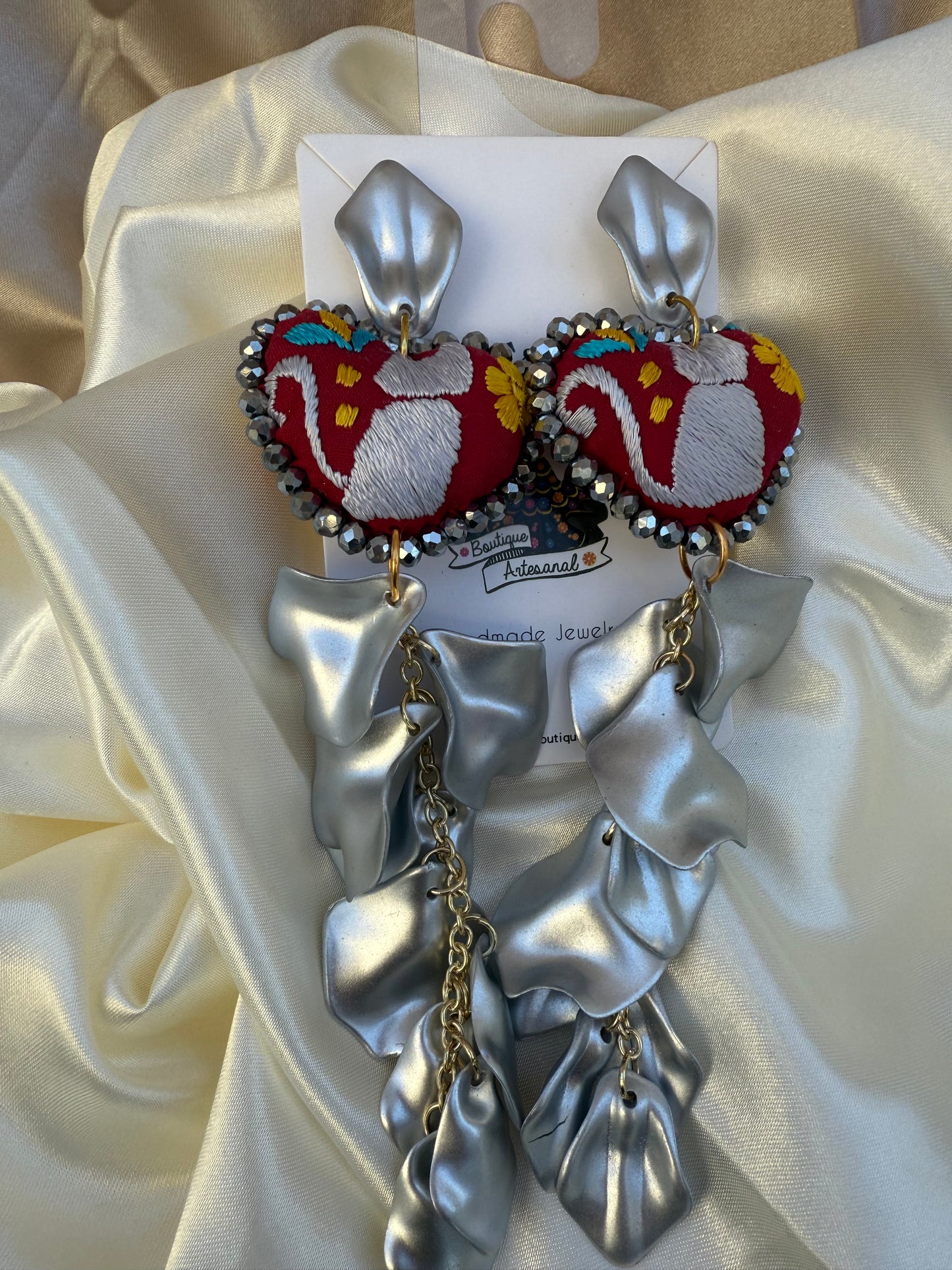 Aretes bordados a mano/petalos/hand made jewelry/ aretes bordados de gatos/ bordado mariposa/flores