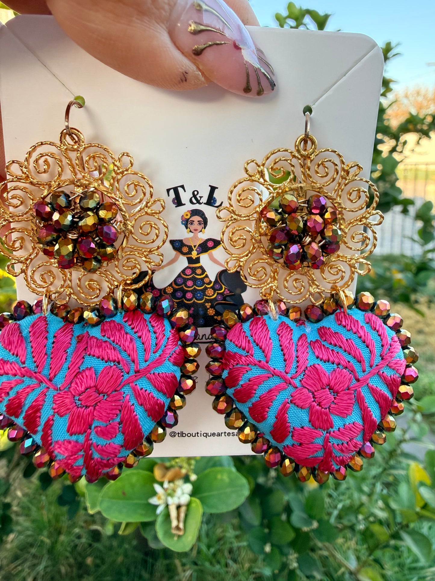Aretes bordados a mano / aretes en forma de corazon/rosa