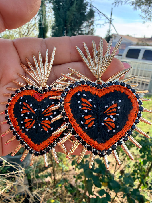 Aretes Corazón Sagrado con Mariposa Bordada a Mano – Sacred Heart Earrings – Joyería Artesanal Mexicana – 3 Colores Disponibles