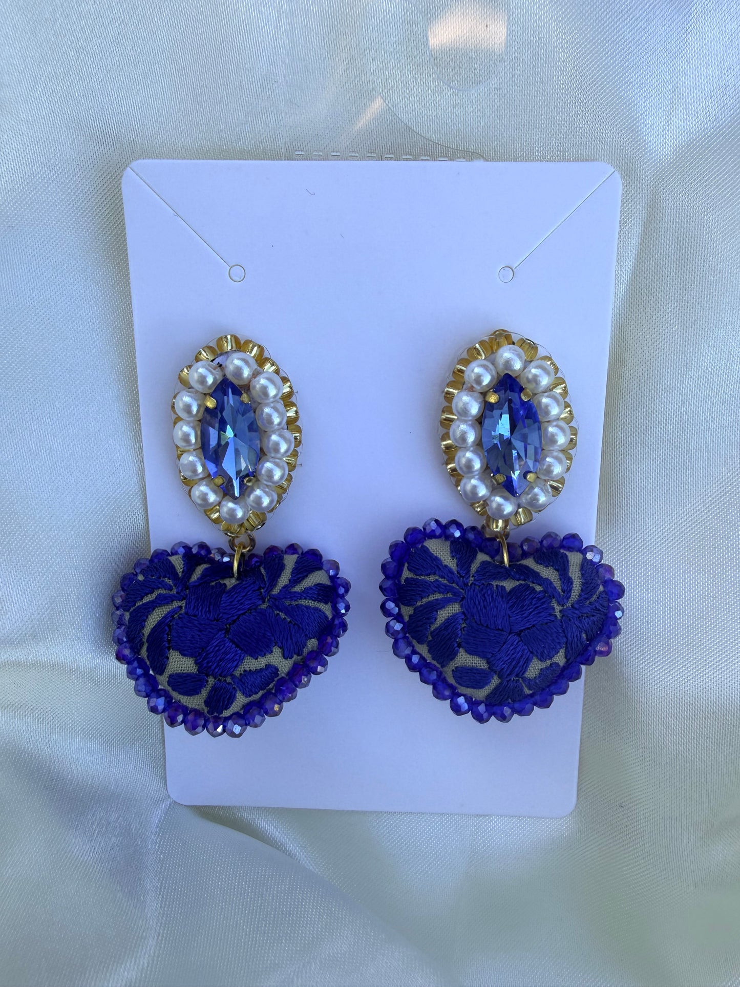 Aretes de corazon bordado minis/ aretes artesanales bordados a mano/ hand made jewelry/