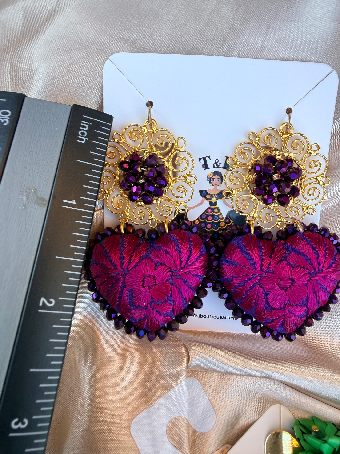 Aretes bordados a mano / aretes en forma de coraOn /morado /magenta
