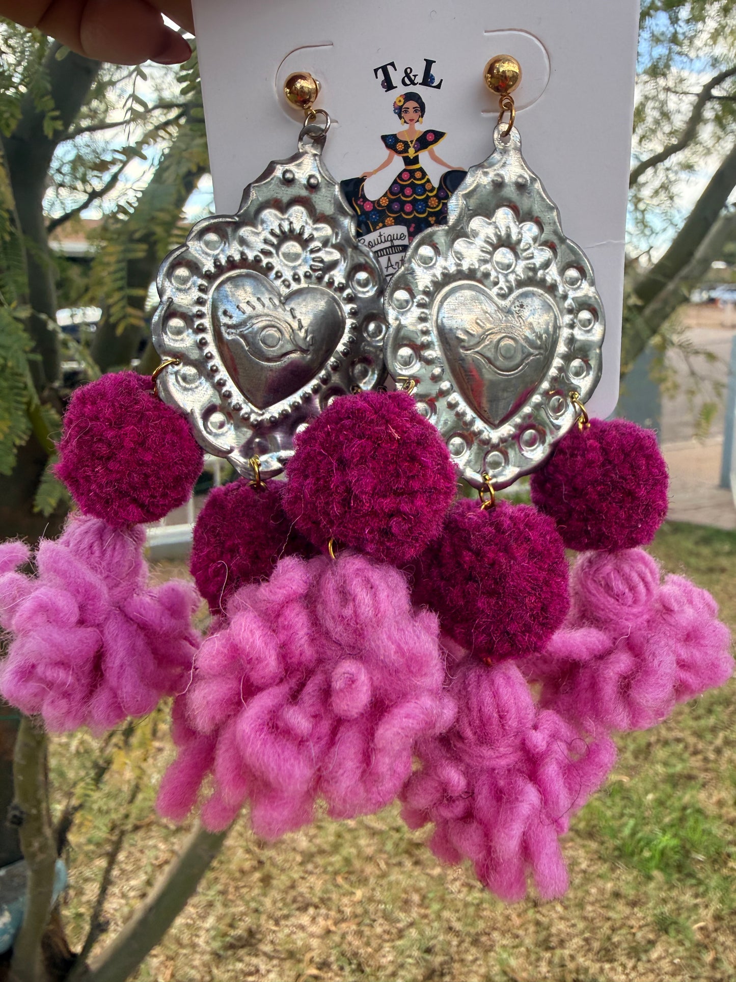 Aretes de lana/ aretes artesanales/aretes de sagrado corazon