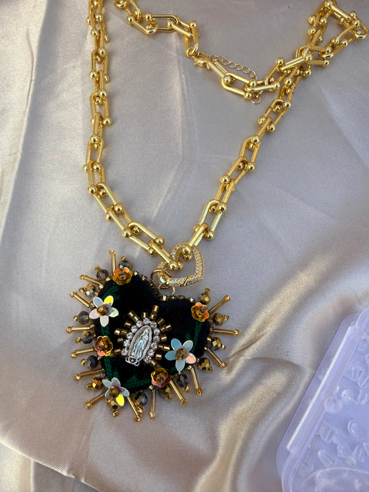 Collar de virgen de Guadalupe/ con collar de piedras naturales ojo de tigre