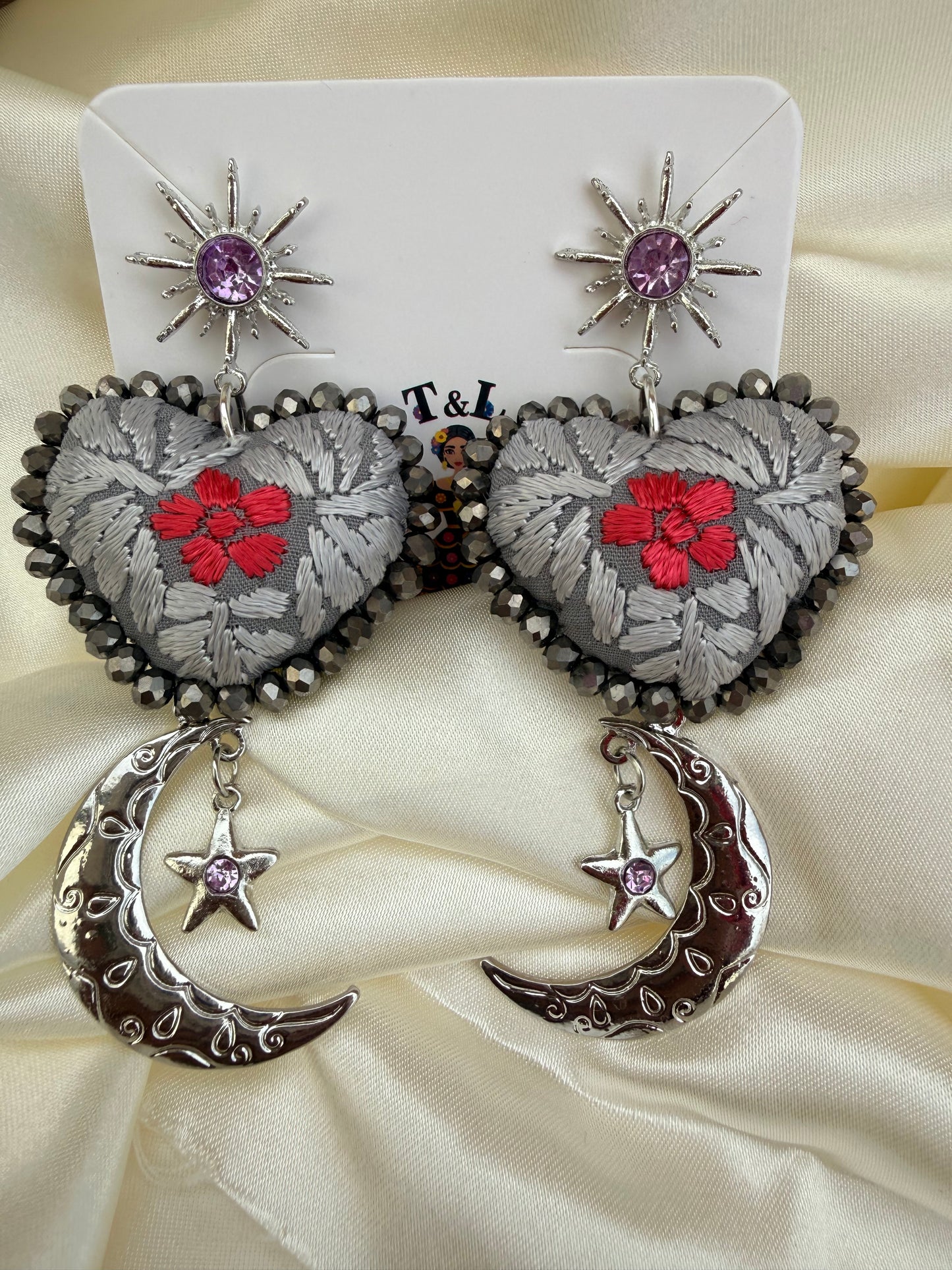 Aretes bordados a mano / aretes san Antonino/ hand made jewelry/ aretes luna/ aretes rojos/rosas