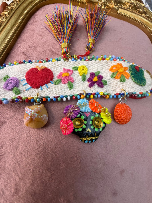 Pulceras bordadas/con dijes de  dia de muertos