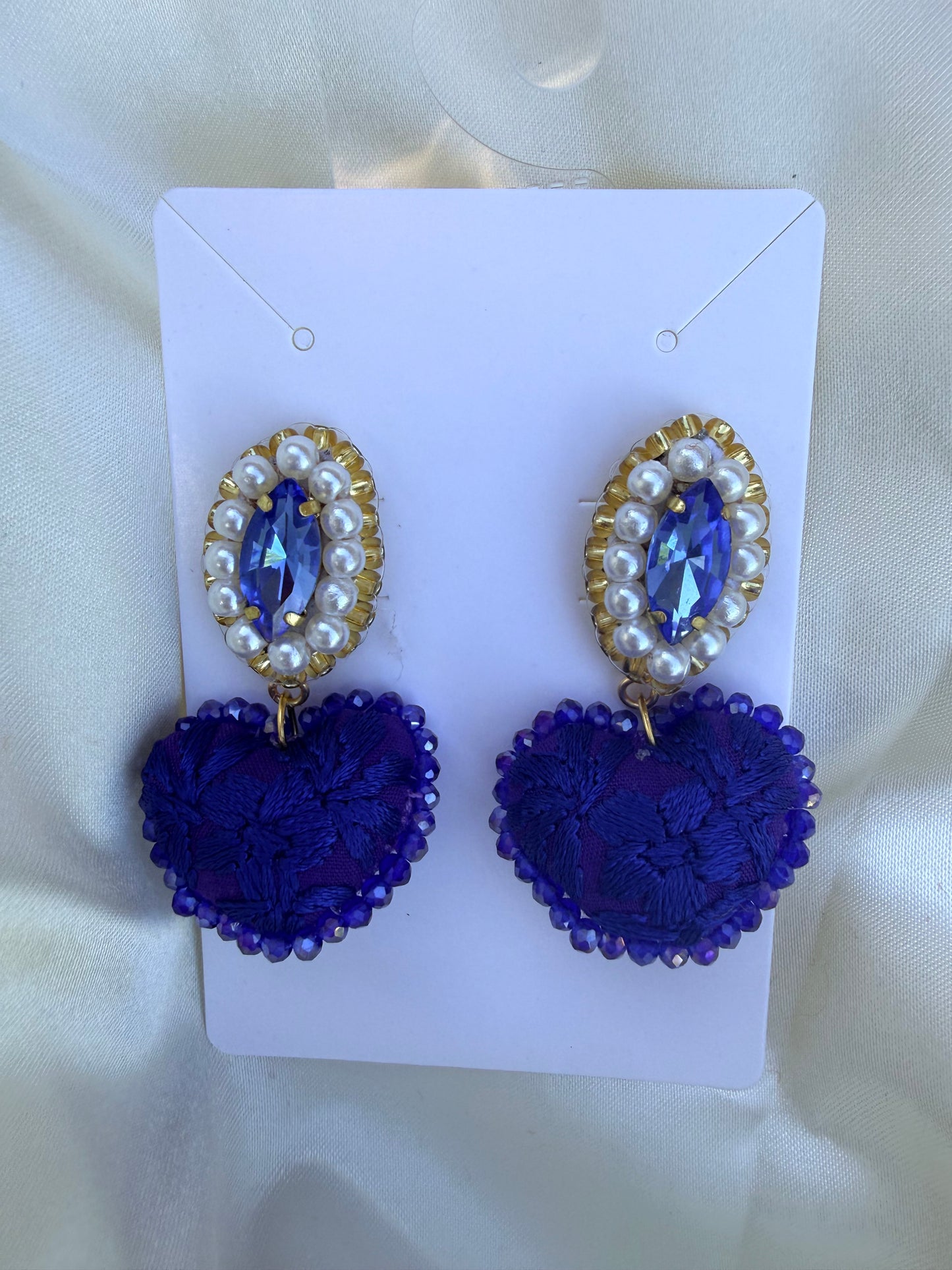Aretes de corazon bordado minis/ aretes artesanales bordados a mano/ hand made jewelry/