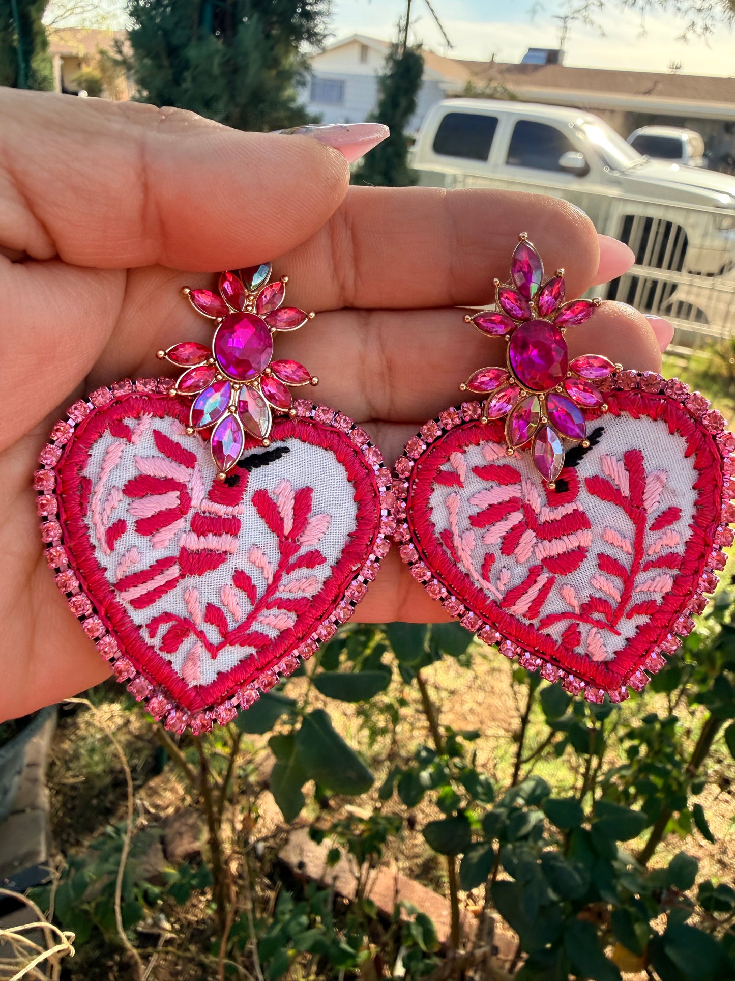 Aretes Corazón con Colibrí Bordado a Mano – Pink Statement Earrings – Joyería Artesanal Mexicana – Handmade Embroidered Earrings