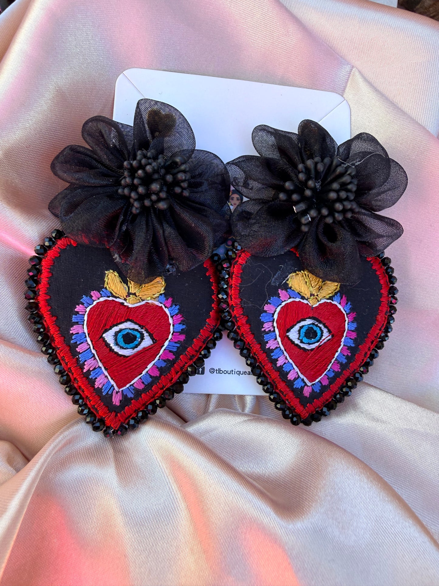 Aretes Únicos Bordados a Mano – Sagrado Corazón y Ojo Protector