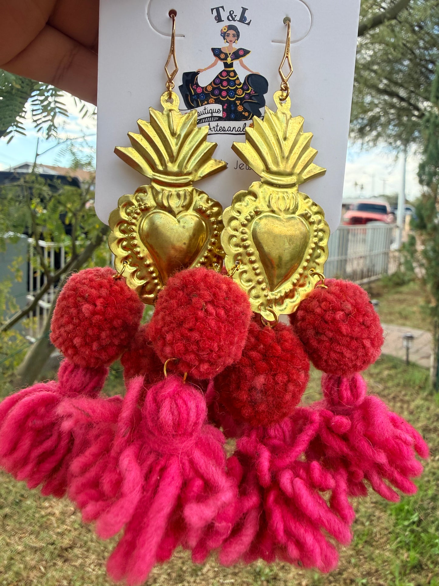 Aretes de lana/ aretes artesanales/aretes de sagrado corazon