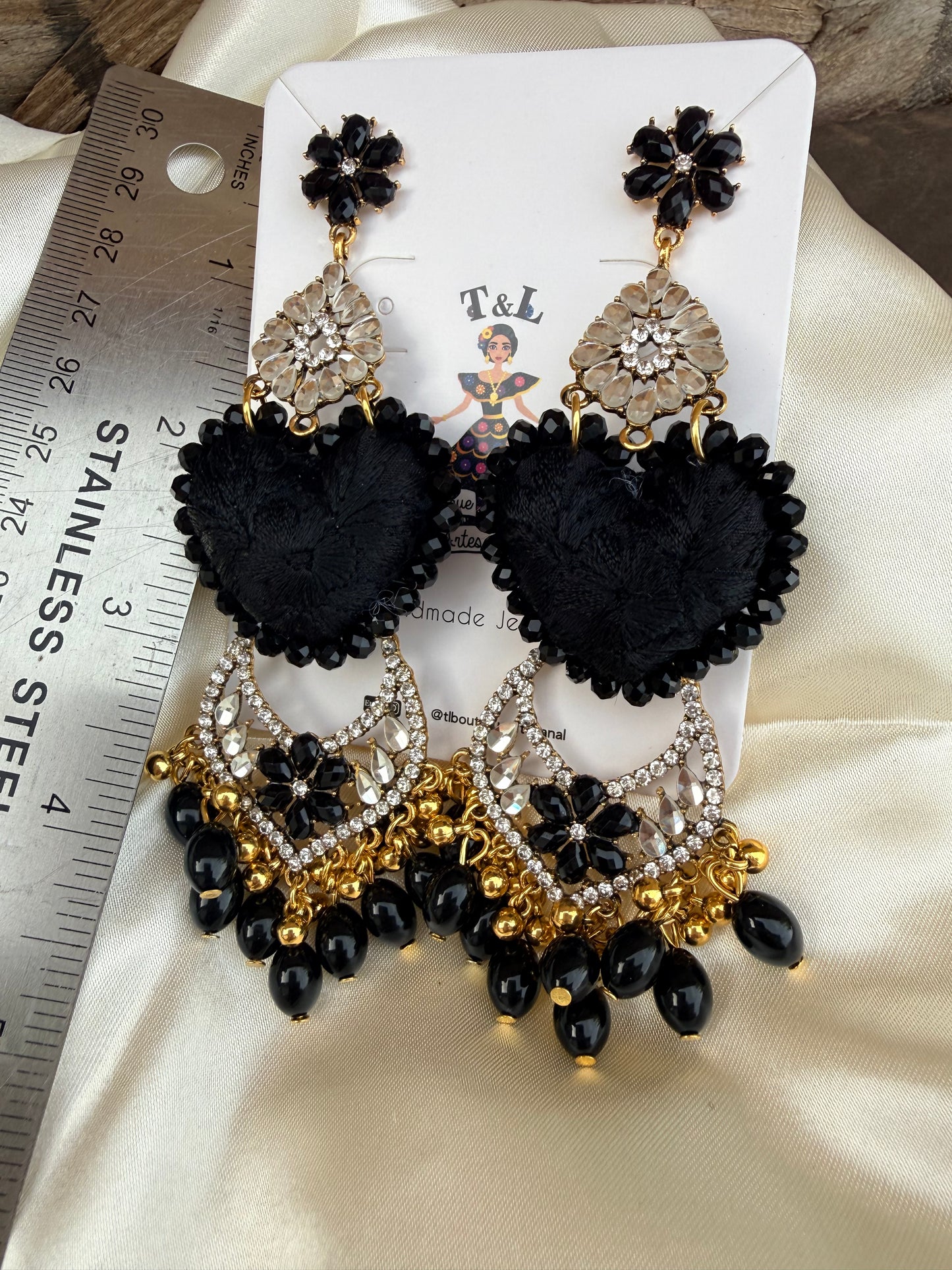 Aretes bordados de corazones / aretes bordados san Antonino/hand made jewelry/ negros