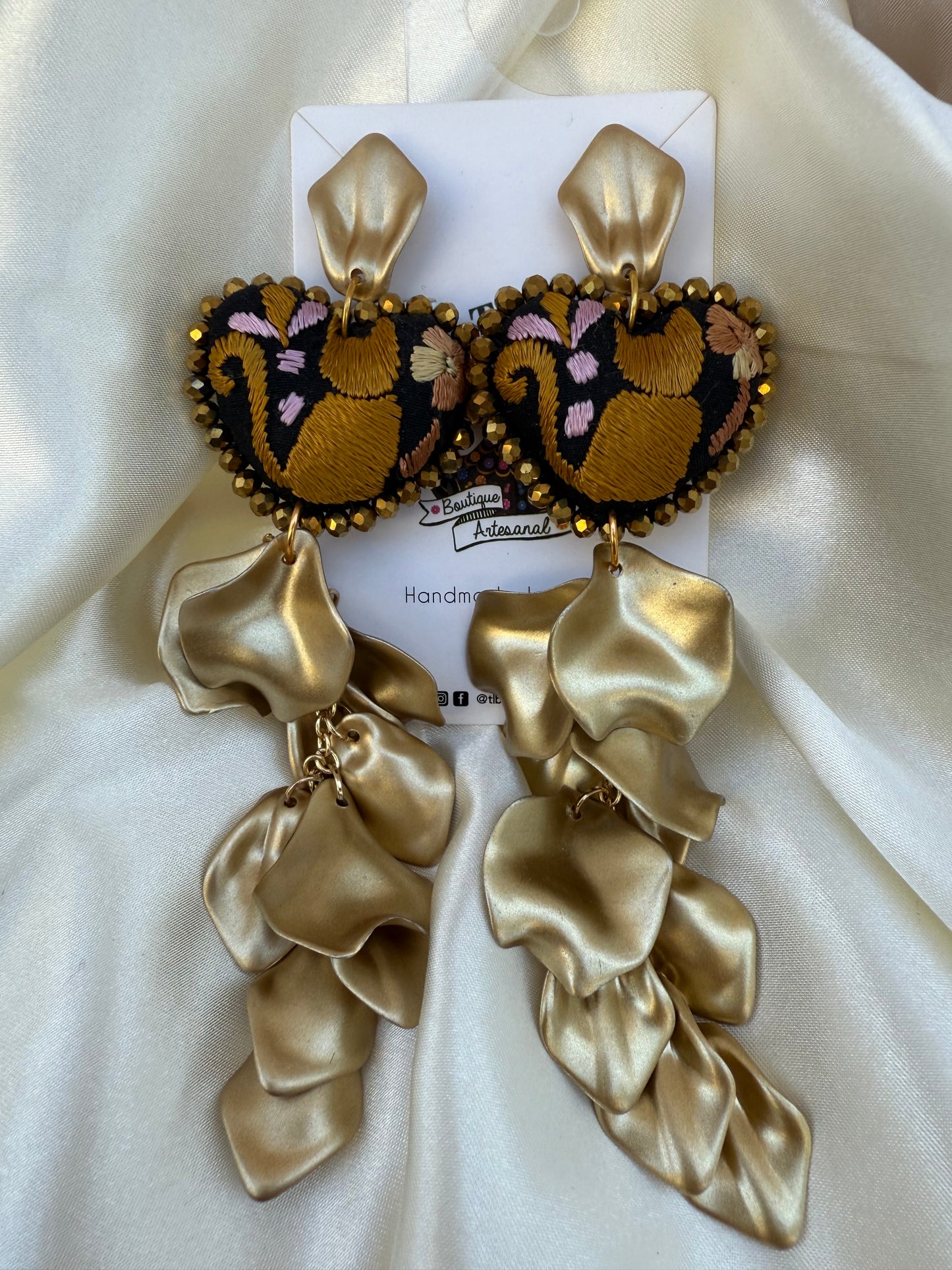 Aretes bordados a mano/petalos/hand made jewelry/ aretes bordados de gatos/ bordado mariposa/flores