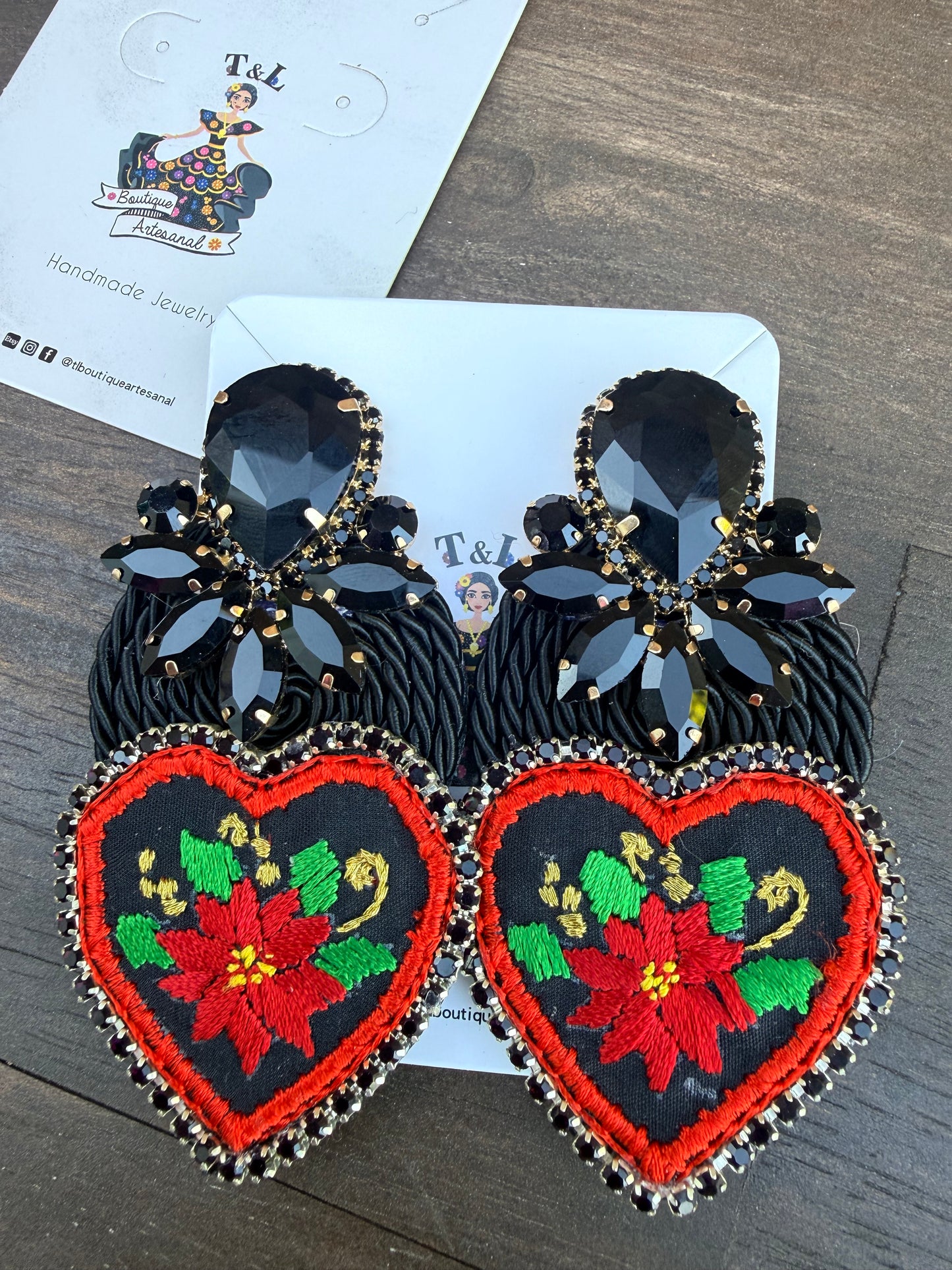 Aretes bordados  navideños/aretes artesanales/ santa/nochebuenas/grinch/hand made jewelry