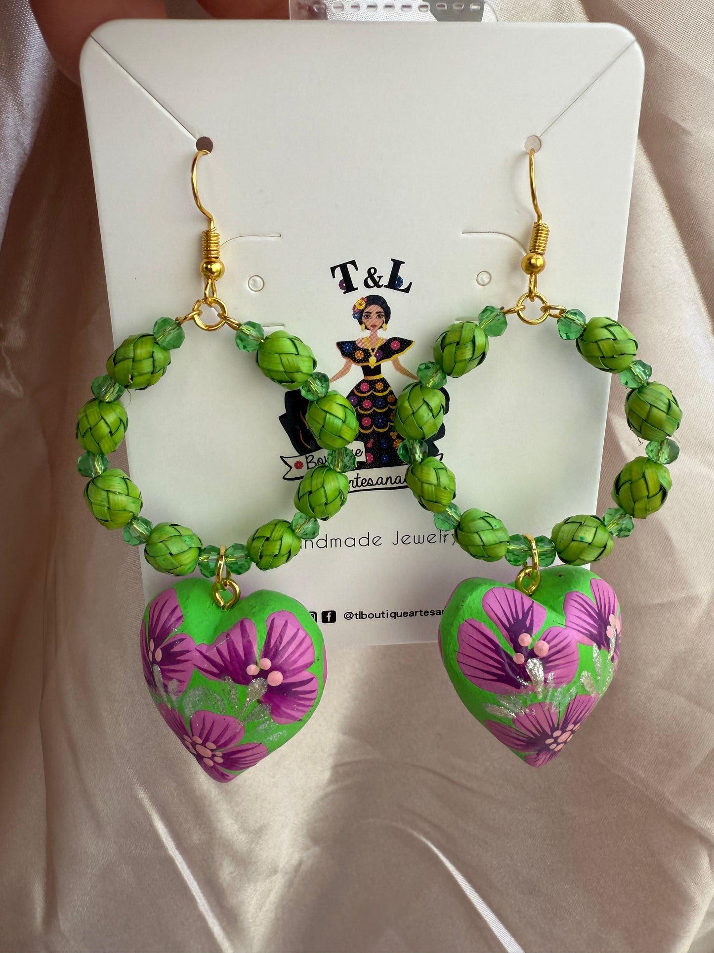 Arracadas de palma con corazon de madera de copal/aretes artesanales /handmade jewelry/alebrijes de oaxaca