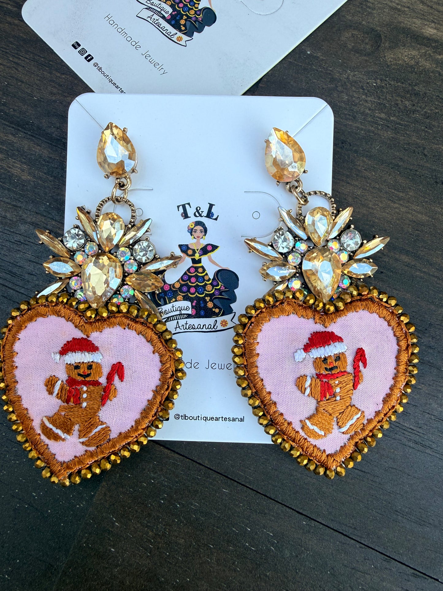 Aretes bordados  navideños/aretes artesanales/ santa/nochebuenas/grinch/hand made jewelry