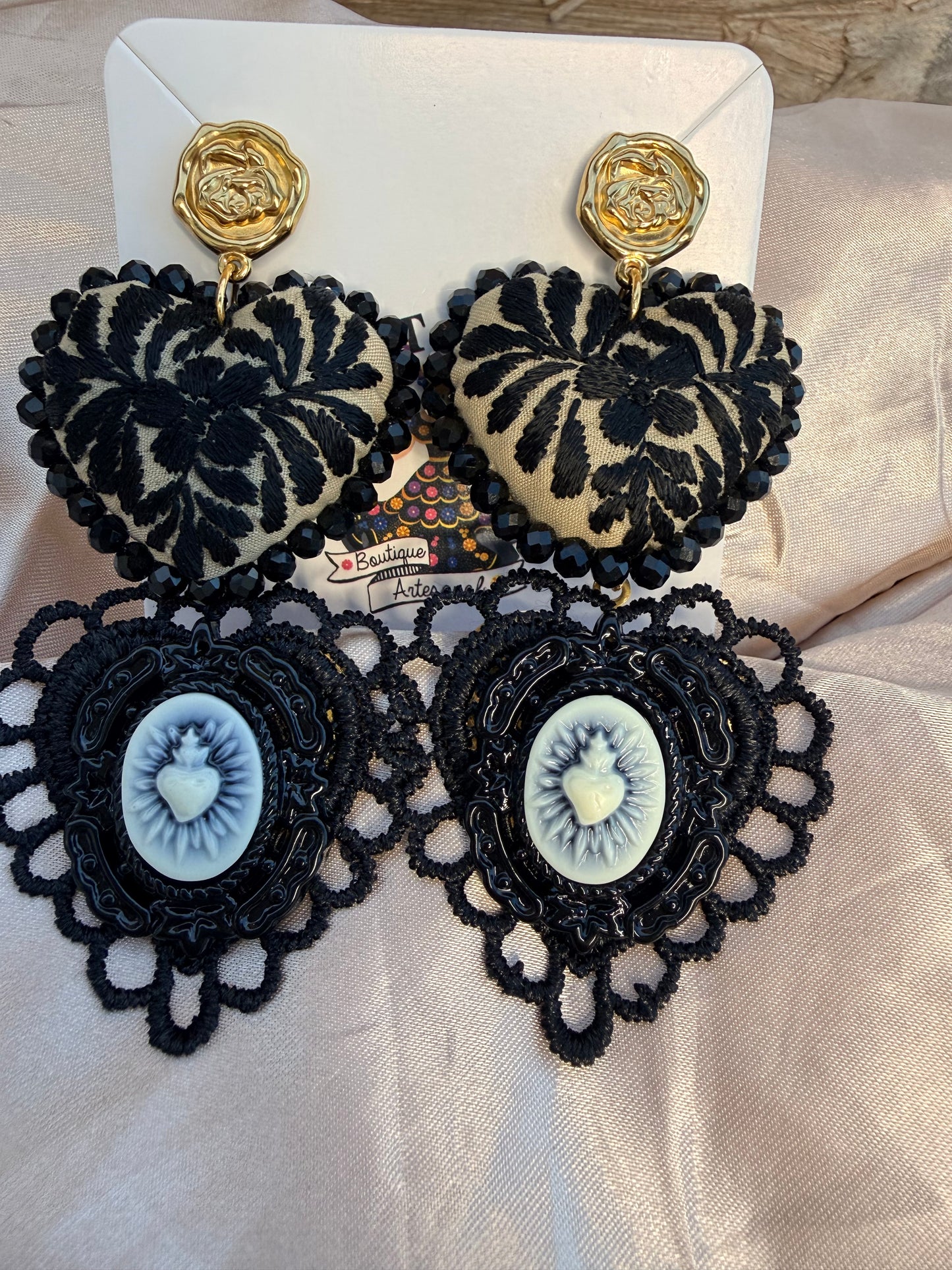 Aretes de Corazón Bordado a Mano con Sagrado Corazón de Jesús | Complemento de Acero Inoxidable | Joyería Artesanal Ligera