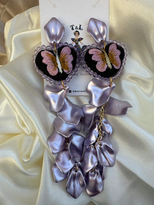 Aretes bordados a mano/petalos/hand made jewelry/ aretes bordados de gatos/ bordado mariposa/flores