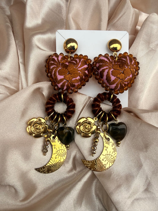 Aretes Corazón Bordado a Mano con Luna Dorada | Joyería Artesanal con Acero Inoxidable