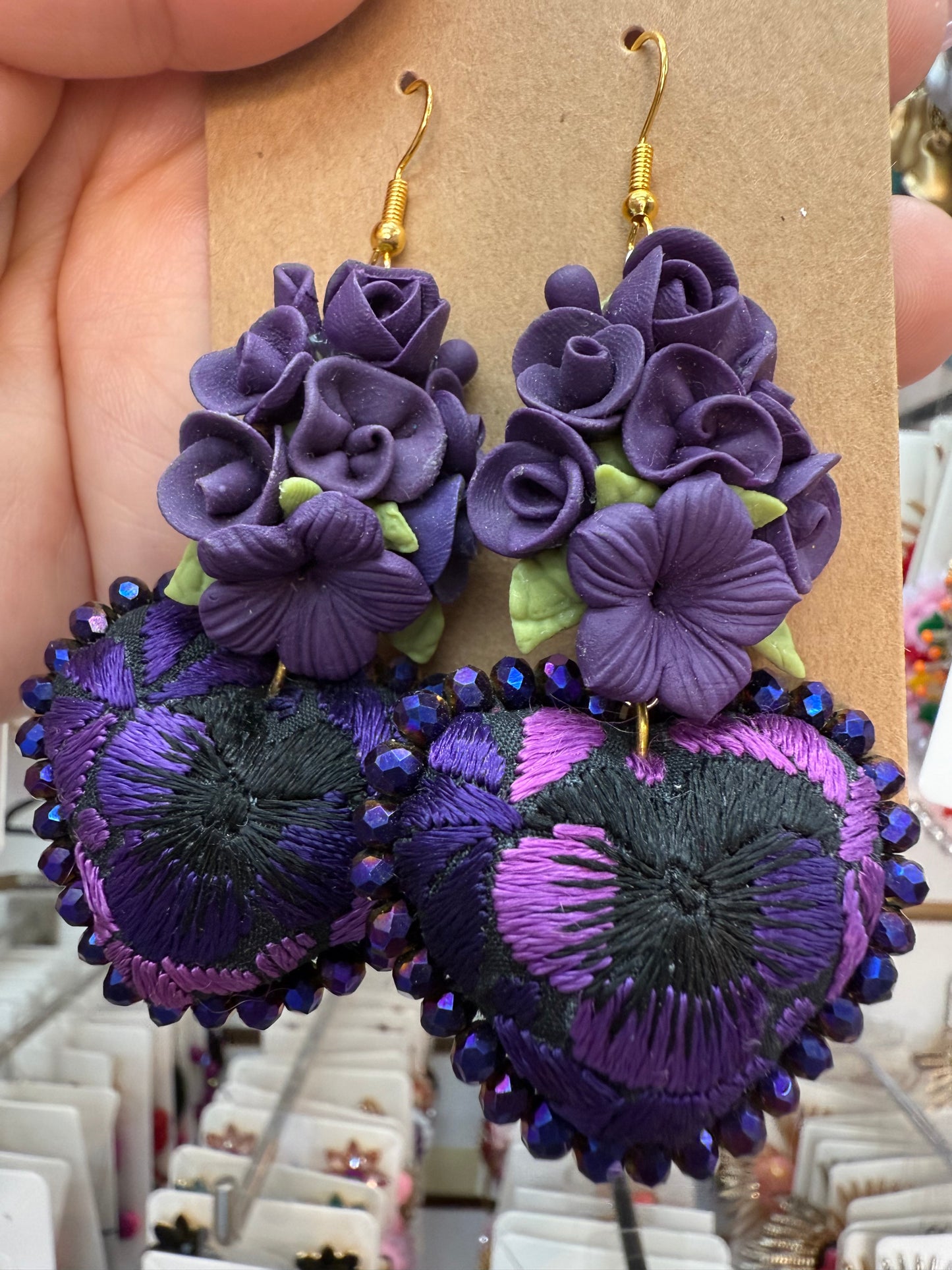 Aretes bordados a mano/pasta