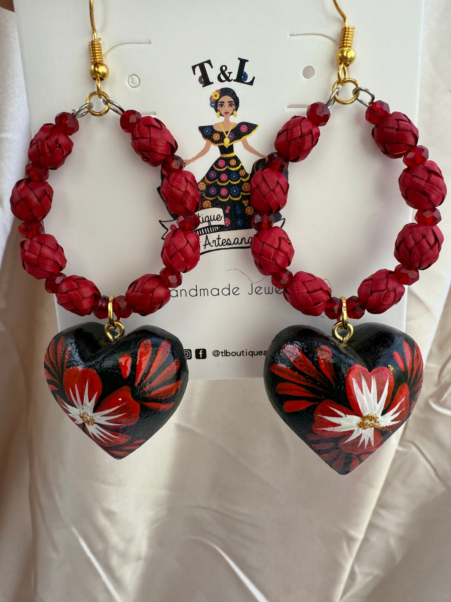Arracadas de palma con corazon de madera de copal/aretes artesanales /handmade jewelry/alebrijes de oaxaca