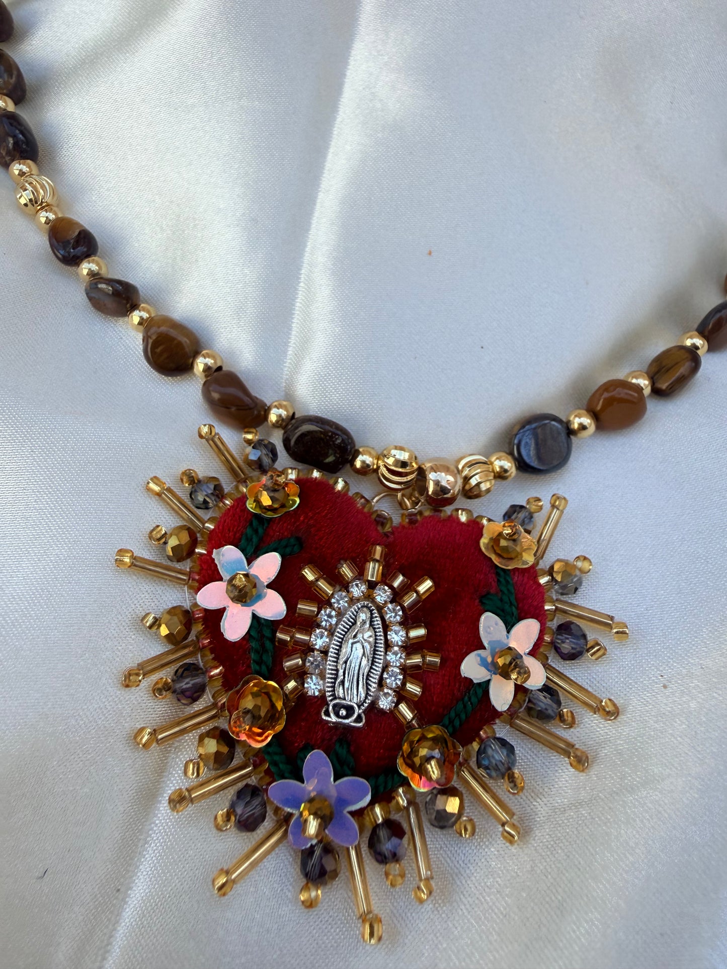 Collar de virgen de Guadalupe/ con collar de piedras naturales ojo de tigre