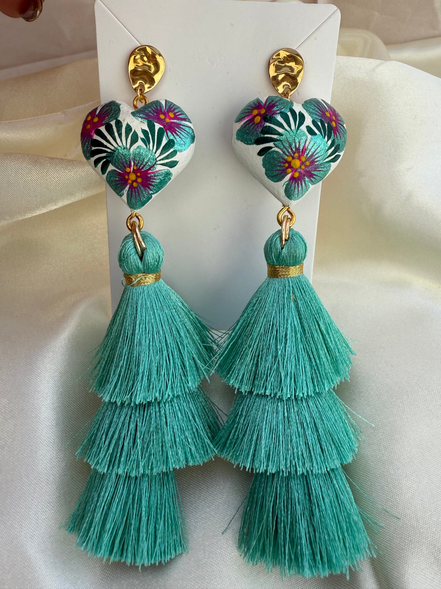 Aretes de Corazon de madera de copal /con borlas de hilos de ceda