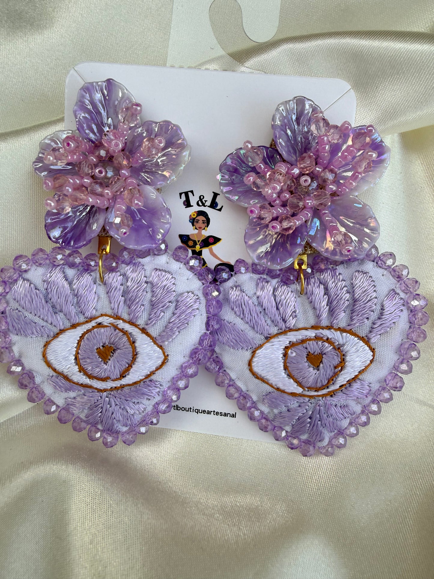 Aretes bordados de corazones / aretes bordados san Antonino/hand made jewelry/ negros