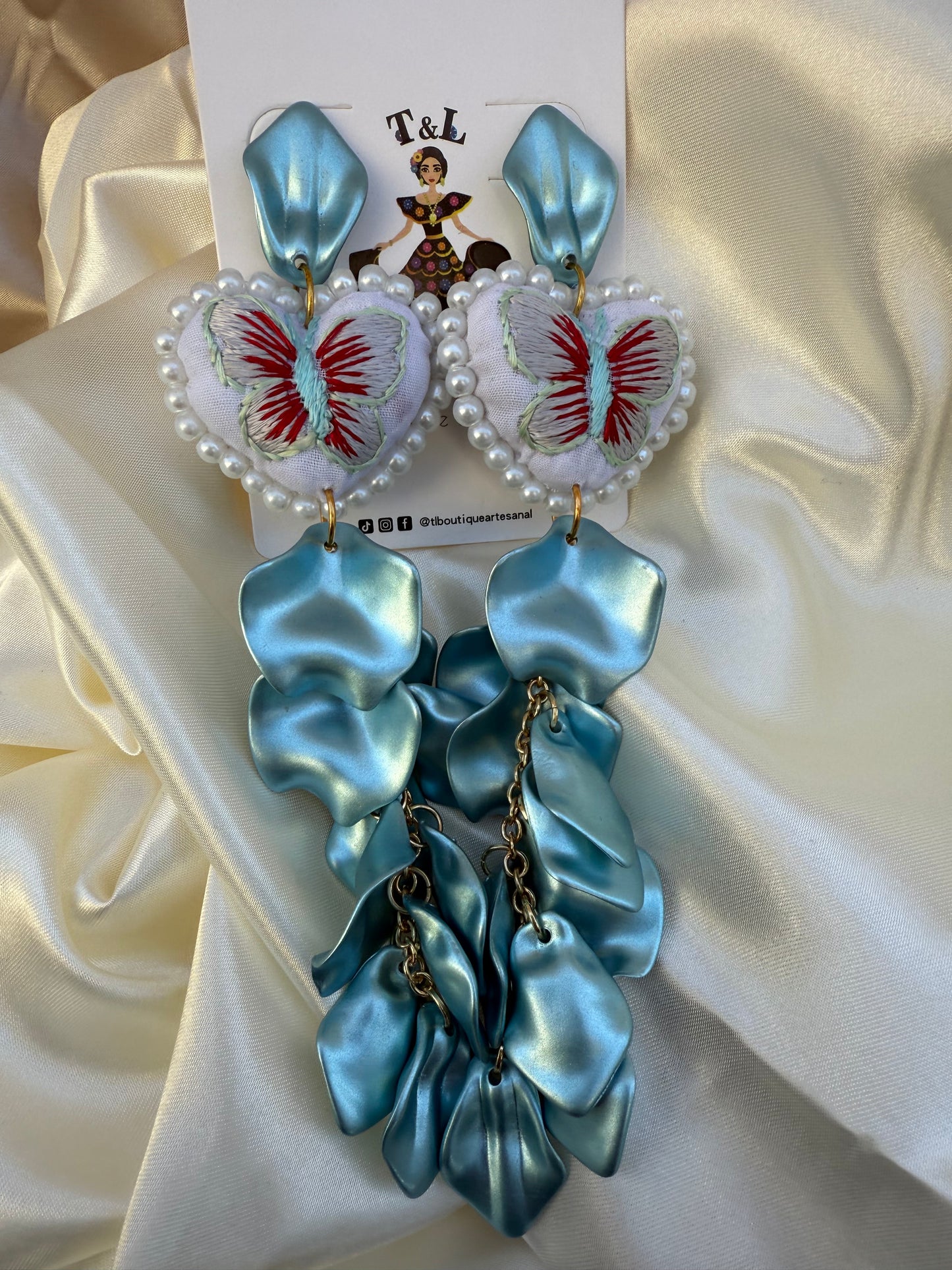 Aretes bordados a mano/petalos/hand made jewelry/ aretes bordados de gatos/ bordado mariposa/flores