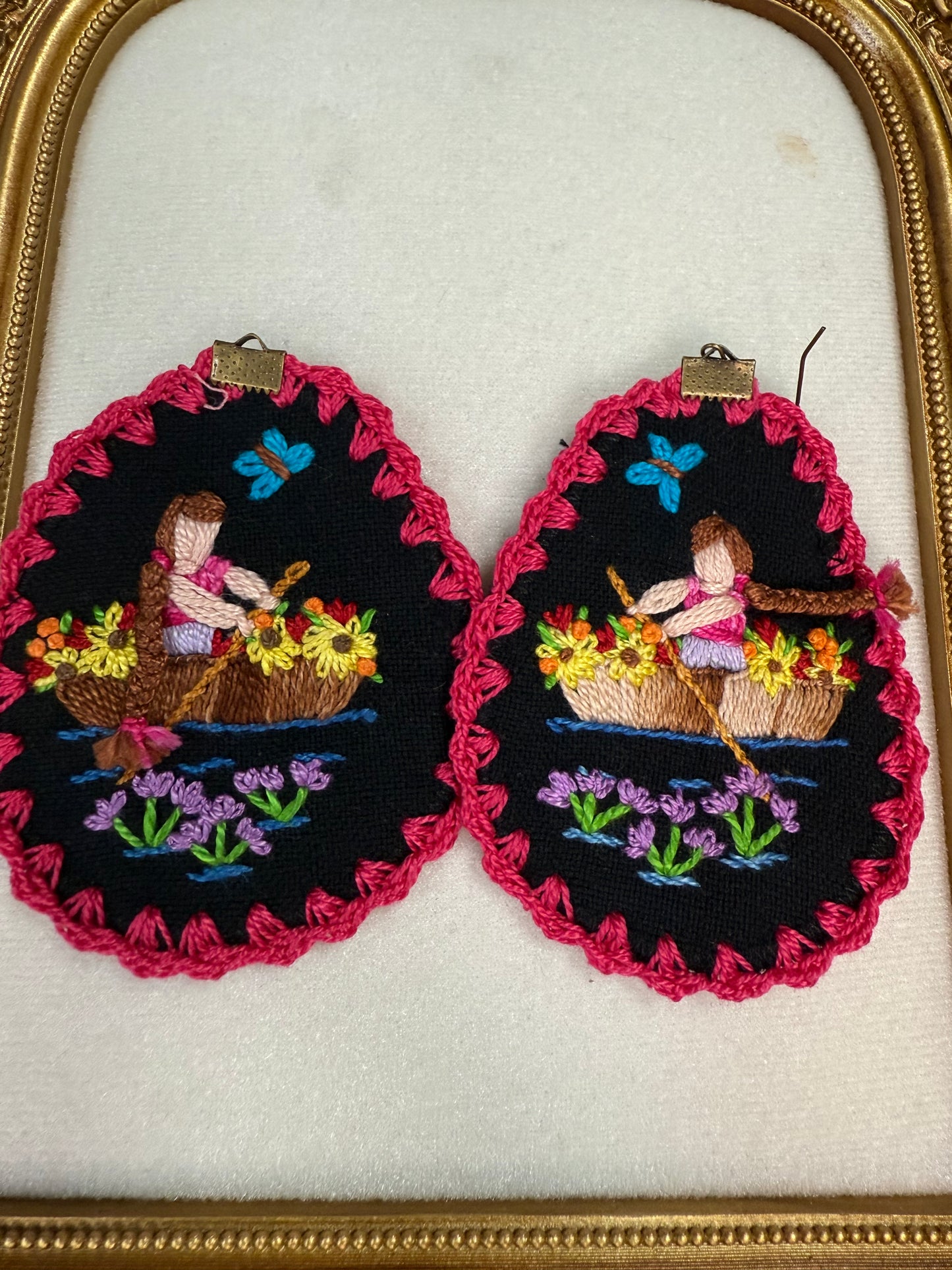 Aretes bordados de historias