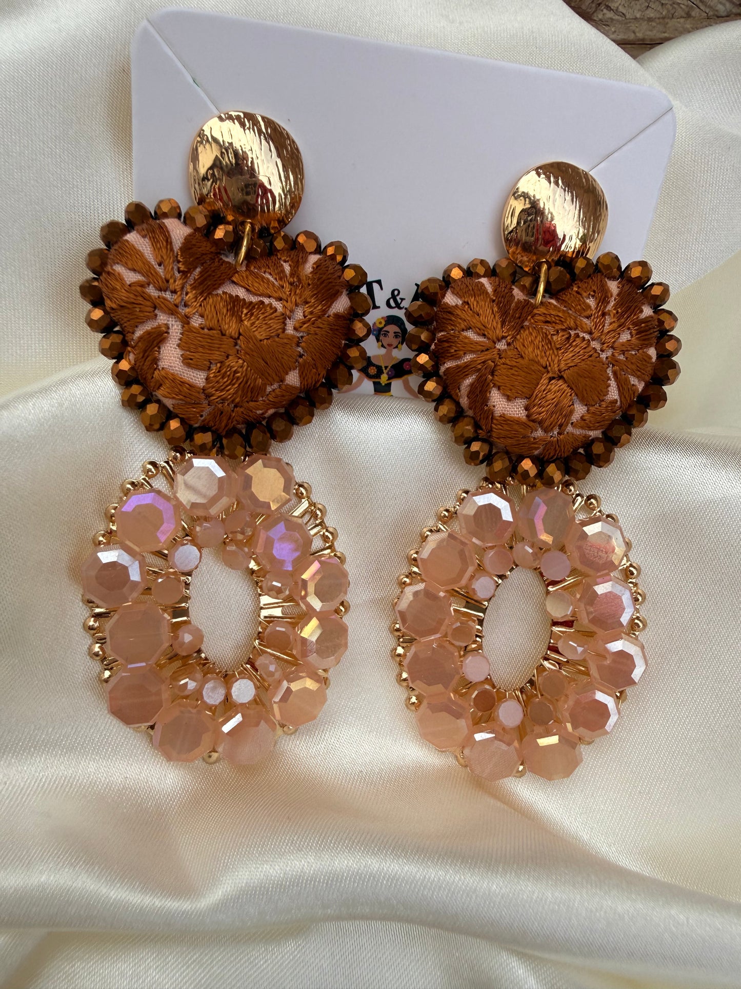 Aretes bordados a mano / aretes san Antonino/ hand made jewelry/ aretes de corazon/ aretes de piedras