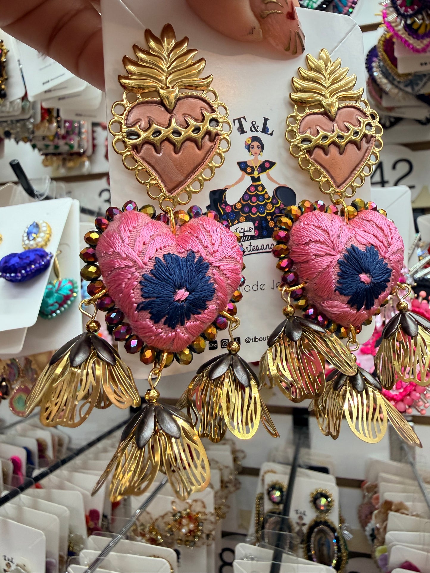 Aretes de Corazón Bordado a Mano con Sagrado Corazón de Jesús | Complemento de Acero Inoxidable | Joyería Artesanal Ligera