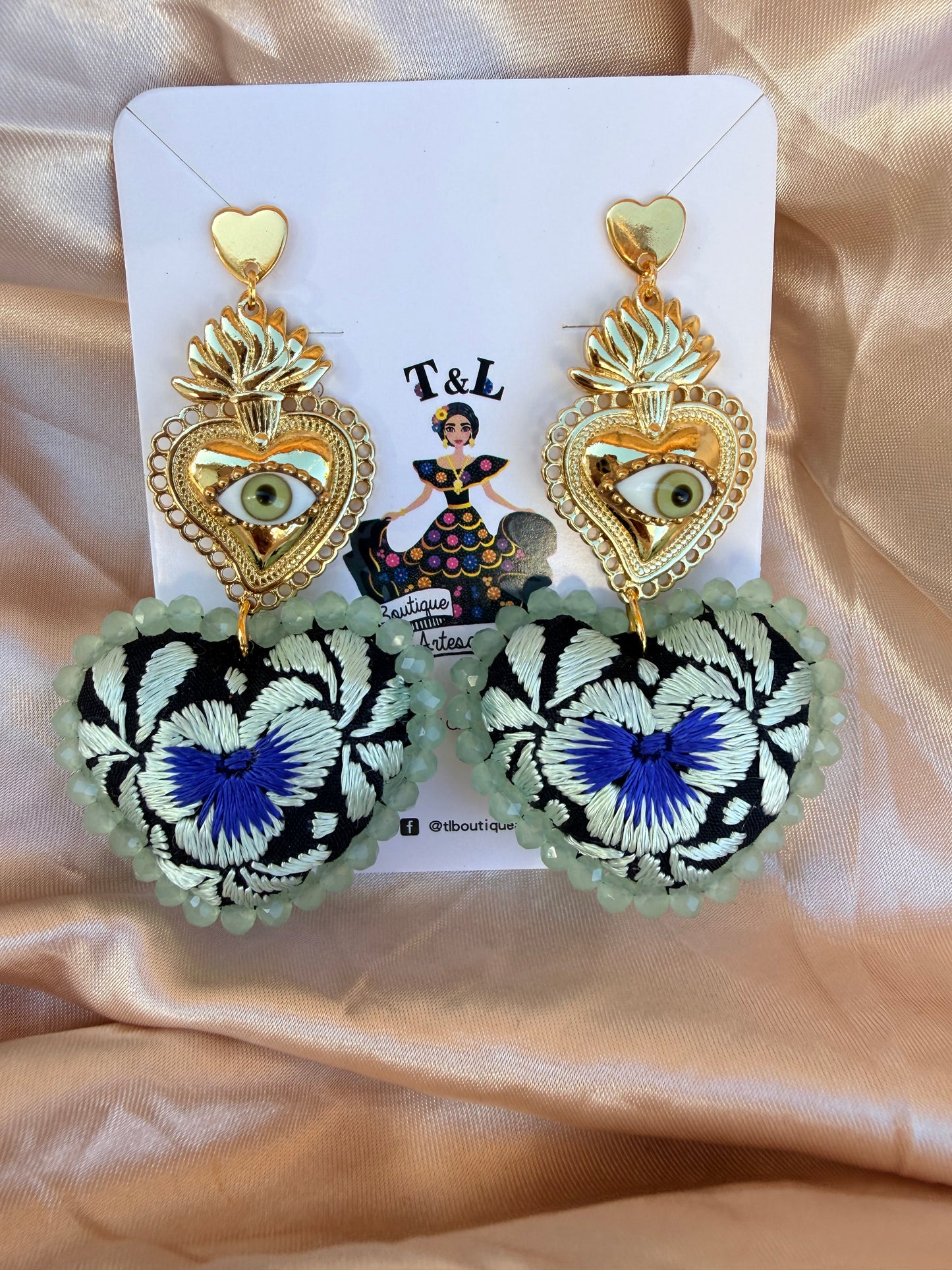 Aretes Bordados Corazón con Ojo Protector/ bordado a mano