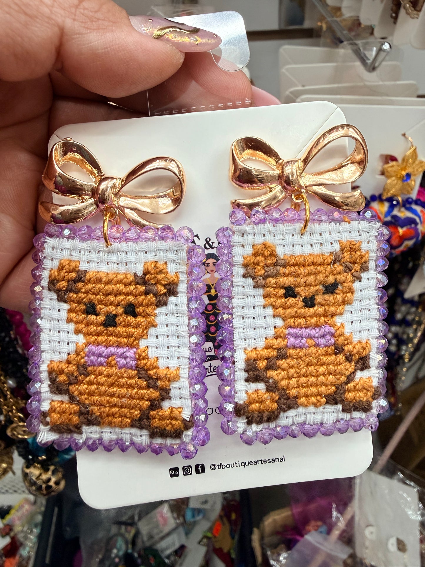 Aretes de osito / bordado a mano en punto de ceuz