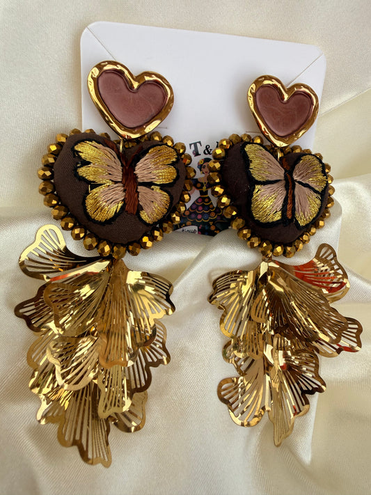 Aretes bordados a mano / aretes san Antonino/ hand made jewelry/ aretes de corazon/ aretes de corazon bordado mariposa