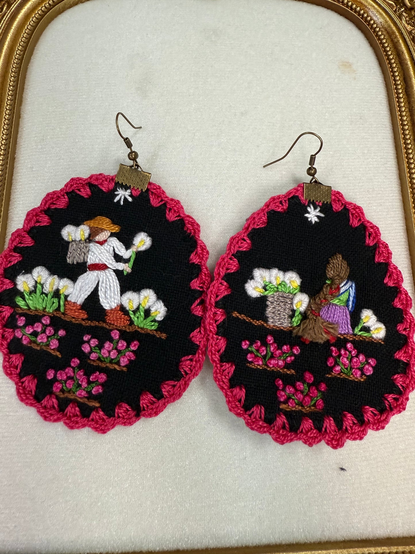 Aretes bordados de historias