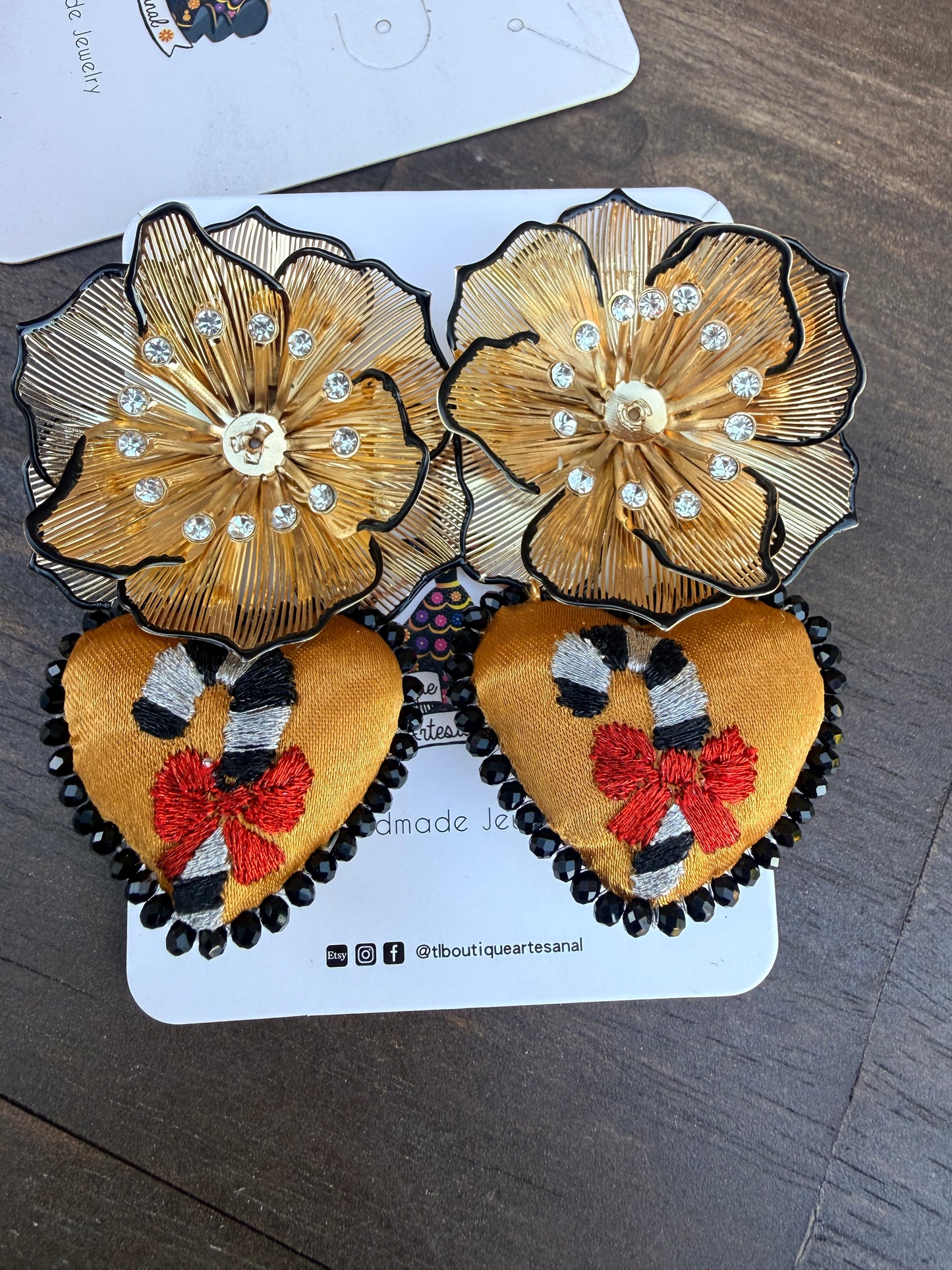 Aretes bordados  navideños/aretes artesanales/ santa/nochebuenas/grinch/hand made jewelry