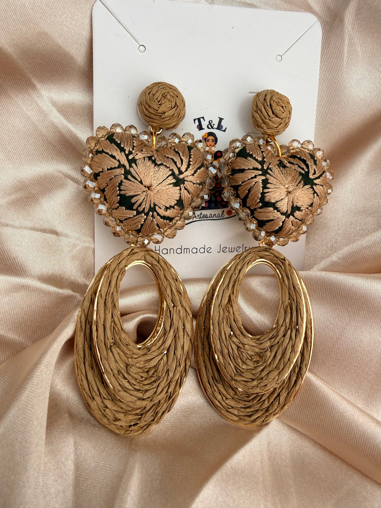 Aretes bordados a mano / aretes san Antonino/ hand made jewelry/ aretes de corazon/ aretes de piedras