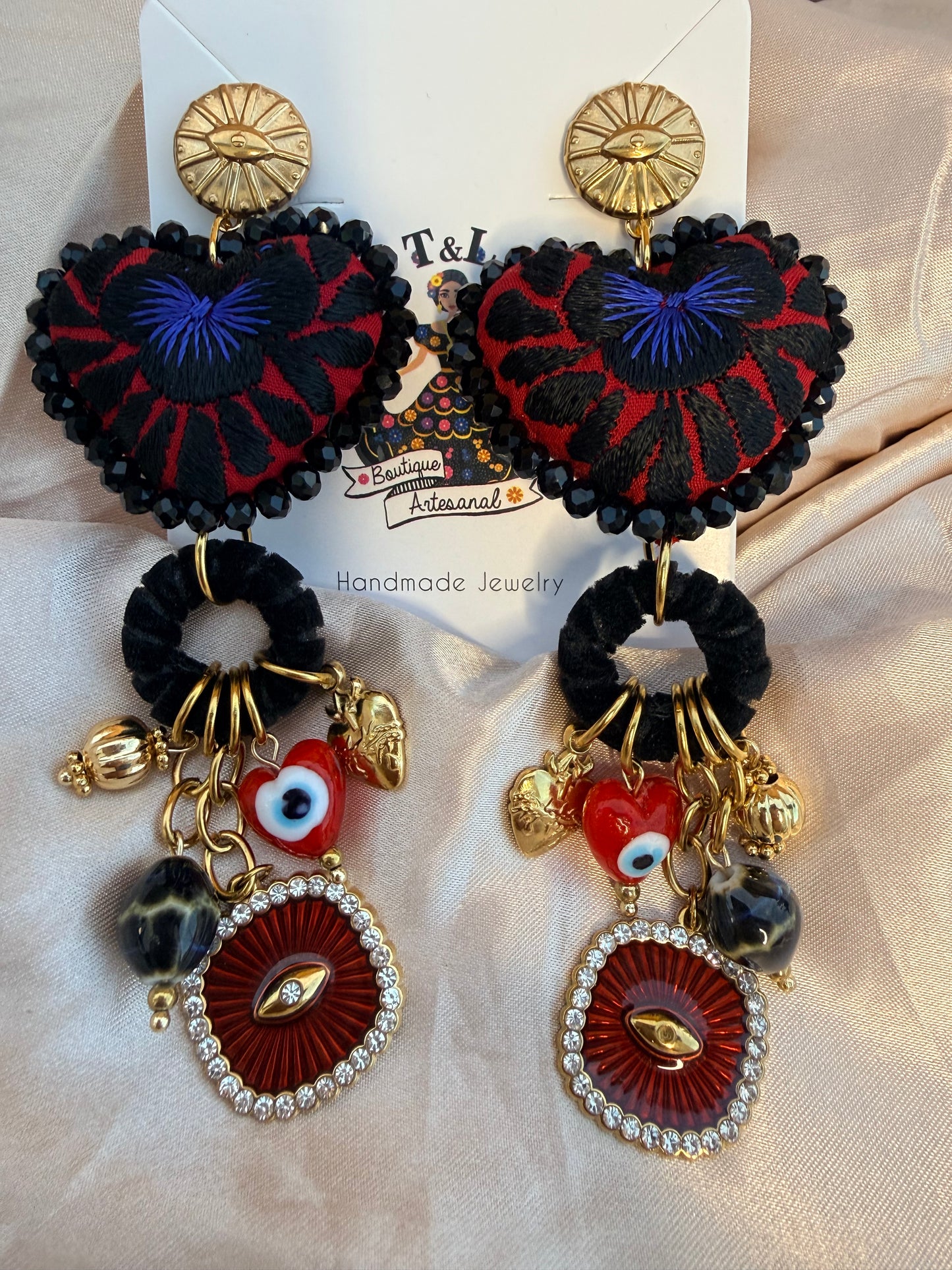 Aretes Corazón Bordado a Mano San Antonino con Ojos Protectores | Acero Inoxidable | Artesanía Oaxaqueña Ligera