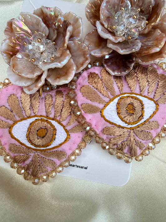 Aretes bordados de corazones / aretes bordados san Antonino/hand made jewelry/ negros