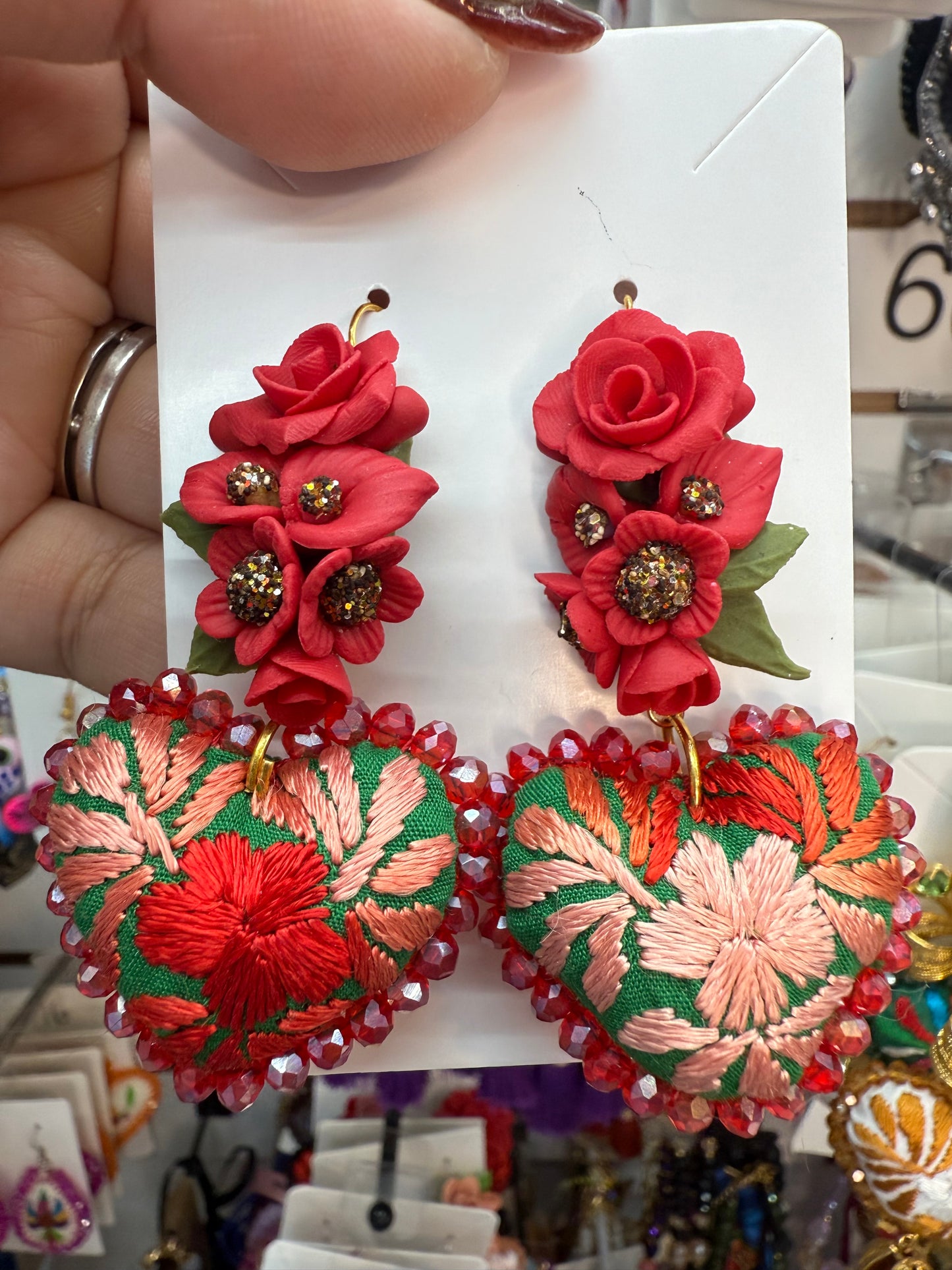 Aretes bordados a mano/pasta