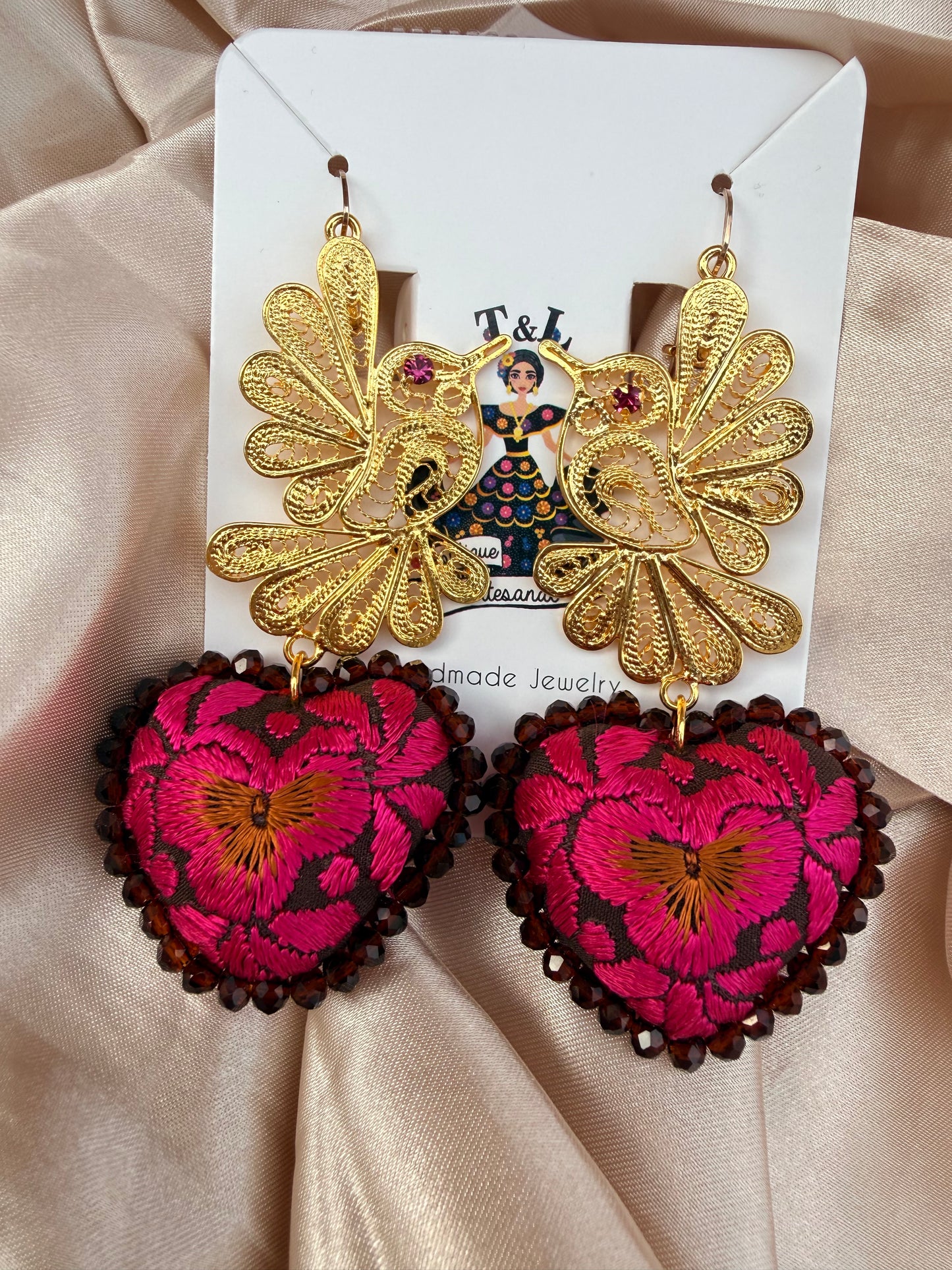 Aretes Bordados a Mano con Colibrí de Filigrana Artesanal | Corazones Bordados Mexicanos | Joyería Artesanal Hecha a Mano