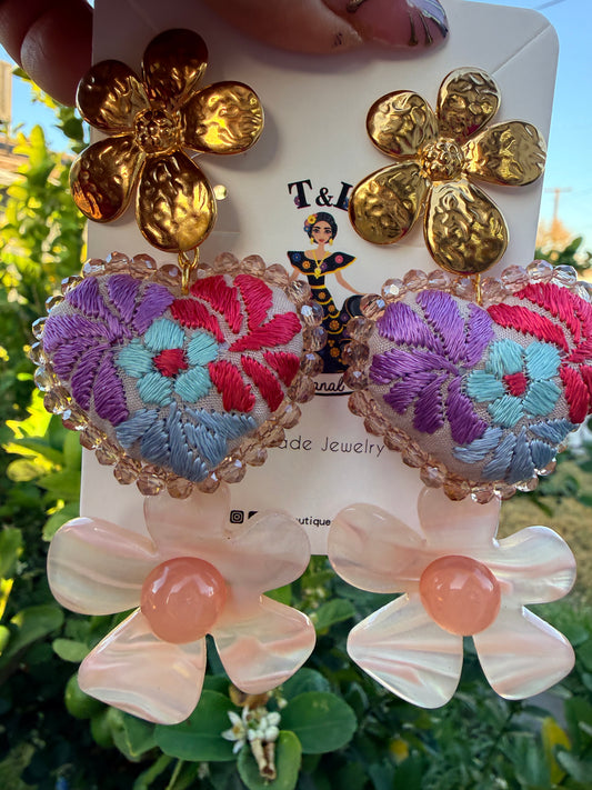 Aretes Corazón Bordados en Tonos Pastel con Flor de Acero Inoxidable/HANDMADE JEWELRY