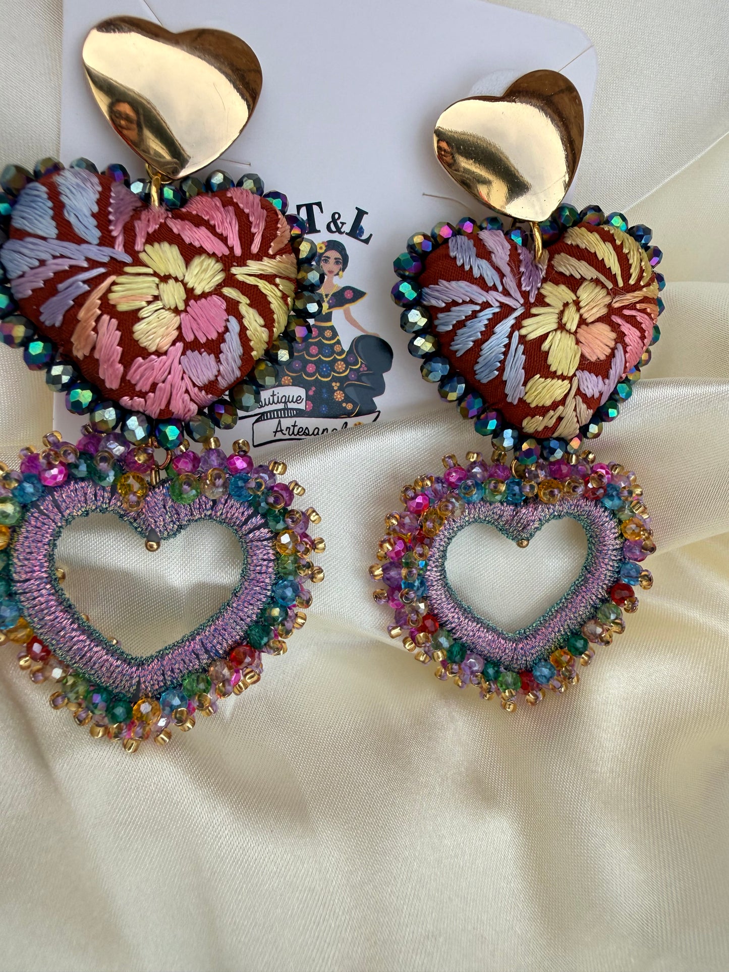 Aretes bordados a mano / aretes san Antonino/ hand made jewelry/ aretes de corazon/ aretes de moda/rosita/tornasol color.