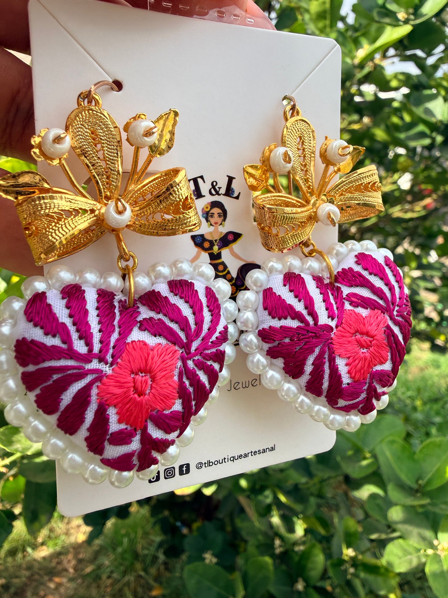 Aretes de corazones bordado a mano /con complemento de mińo de filigrana