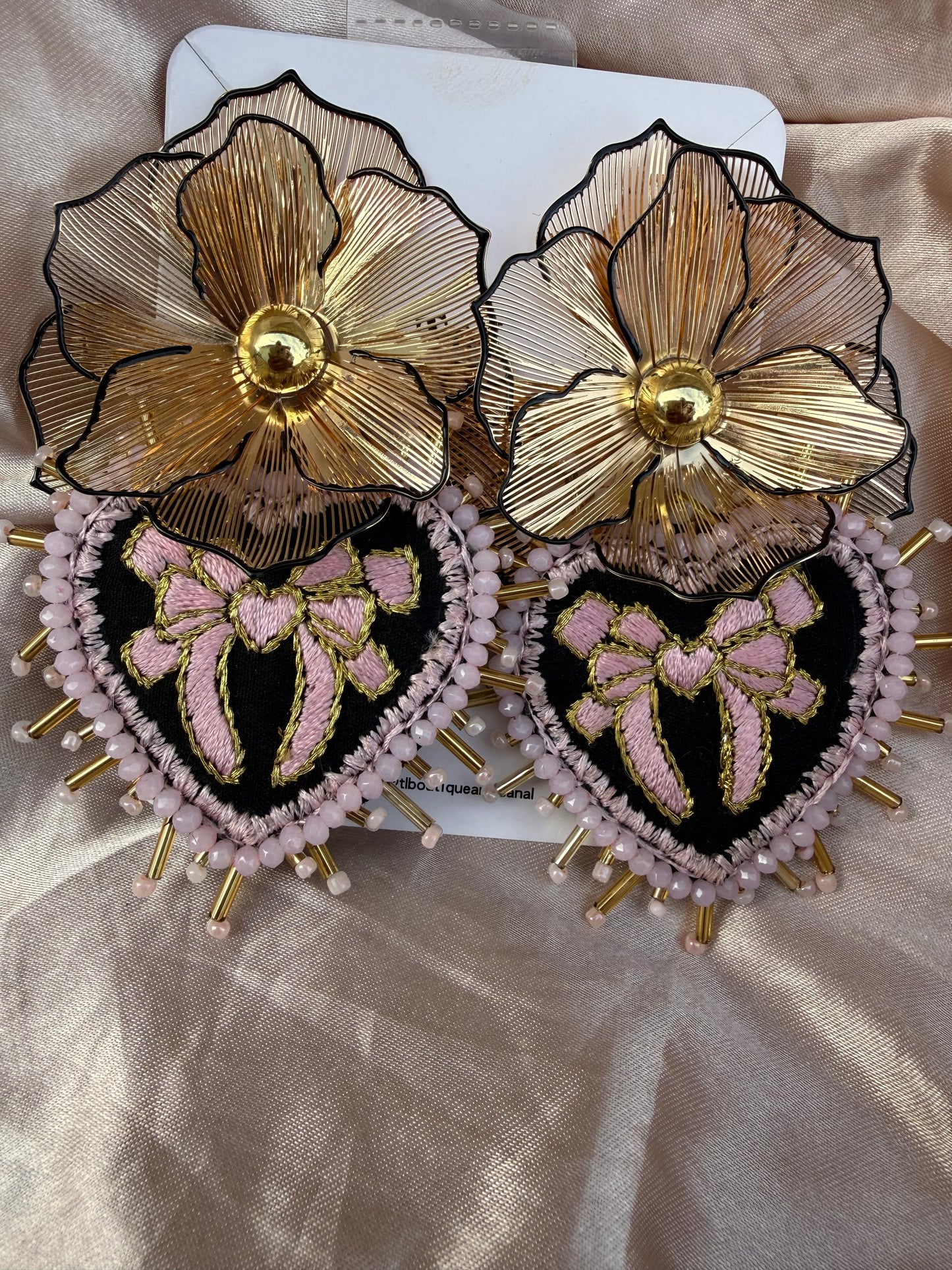 Aretes bordado a mano/herradura /moño