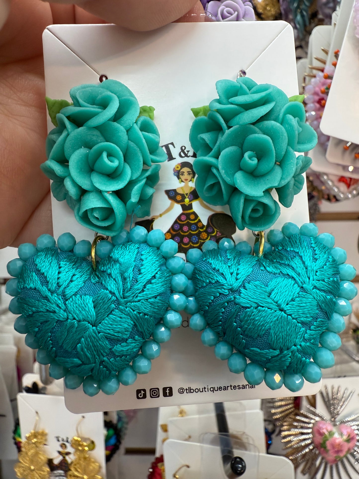 Aretes bordados a mano/pasta