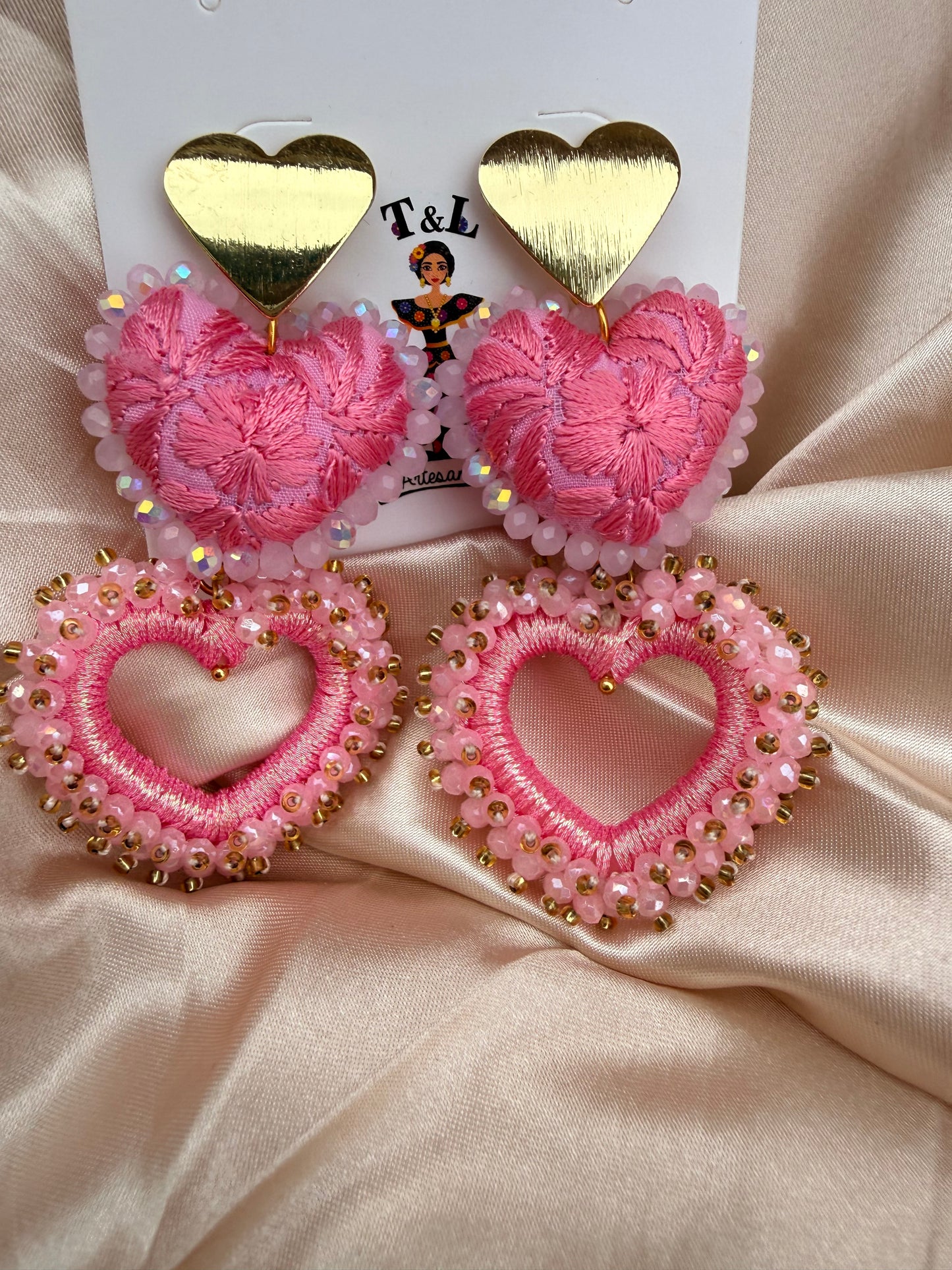 Aretes bordados a mano / aretes san Antonino/ hand made jewelry/ aretes de corazon/ aretes de moda/rosita/tornasol color.