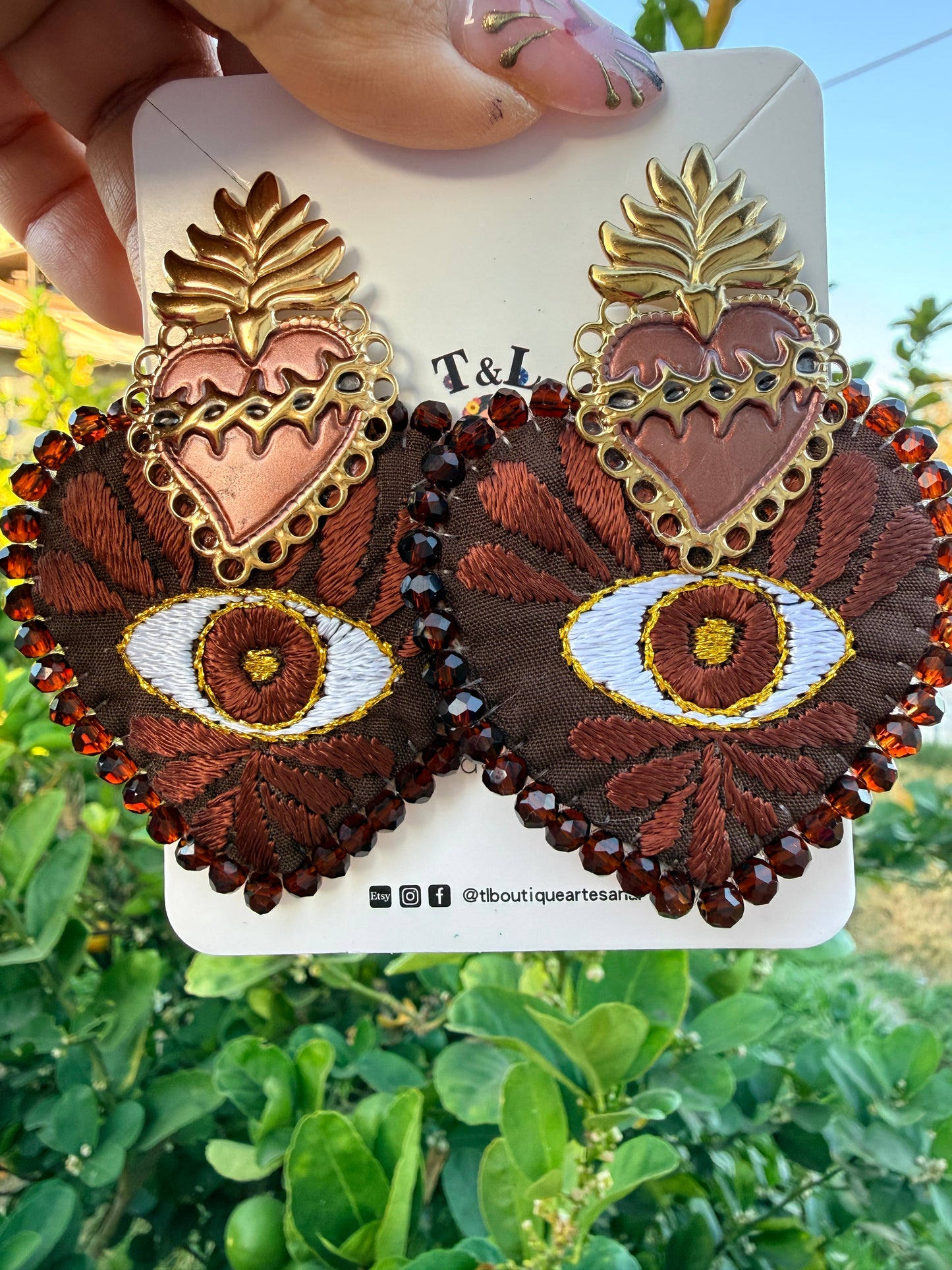 Aretes de Corazón Bordado a Mano con Sagrado Corazón de Jesús | Complemento de Acero Inoxidable | Joyería Artesanal Ligera. Ojo turco