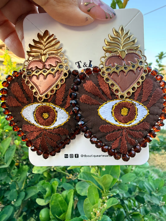 Aretes de Corazón Bordado a Mano con Sagrado Corazón de Jesús | Complemento de Acero Inoxidable | Joyería Artesanal Ligera. Ojo turco
