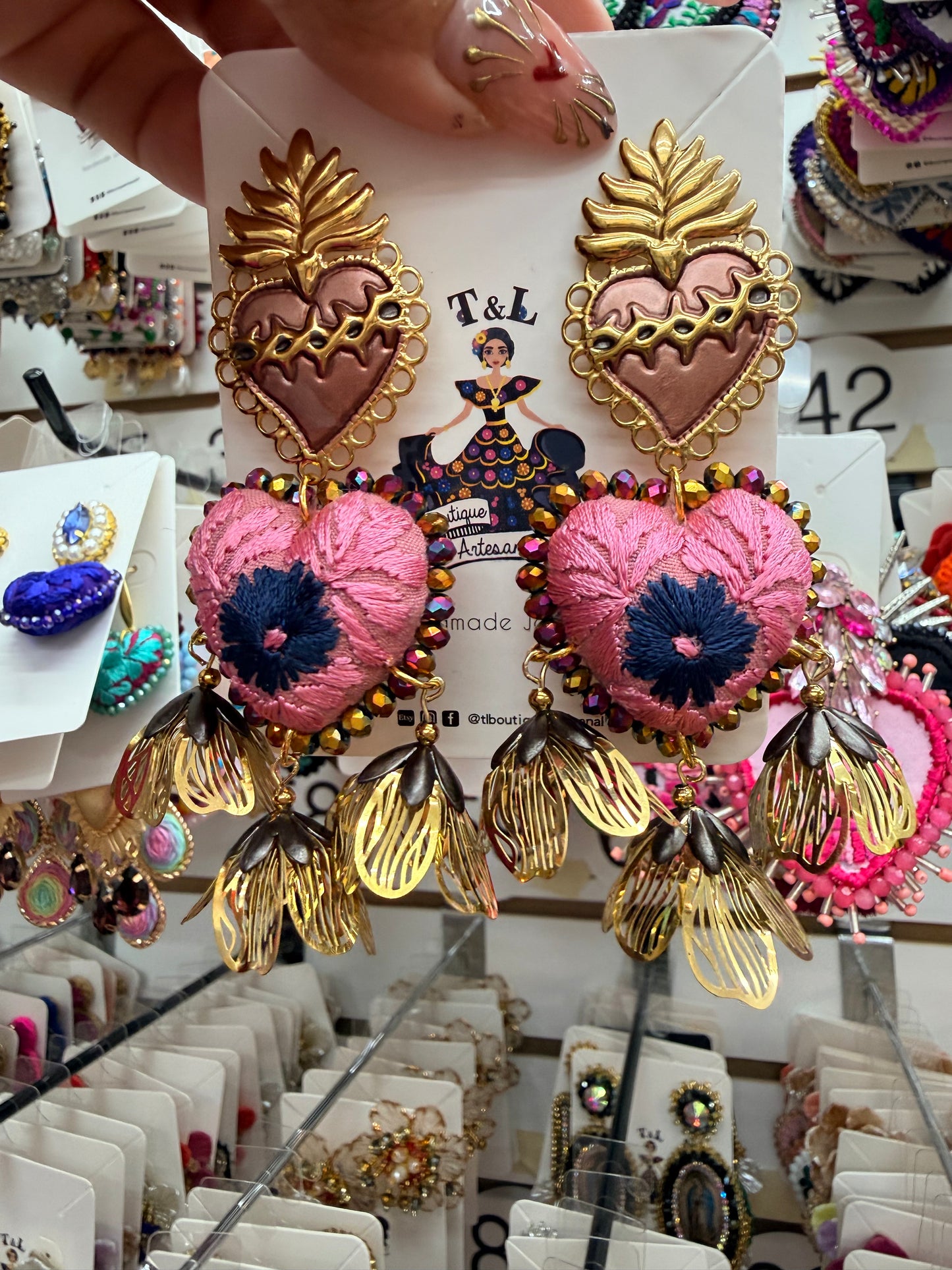 Aretes de Corazón Bordado a Mano con Sagrado Corazón de Jesús | Complemento de Acero Inoxidable | Joyería Artesanal Ligera