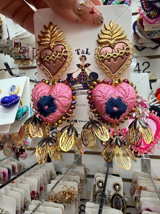 Aretes de Corazón Bordado a Mano con Sagrado Corazón de Jesús | Complemento de Acero Inoxidable | Joyería Artesanal Ligera